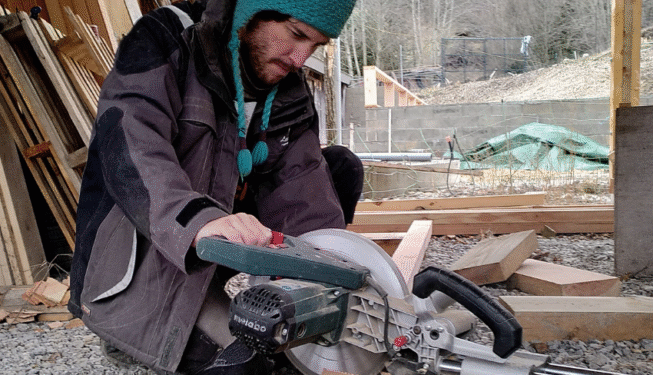 Construction d'un grand mandala en bois pour plante