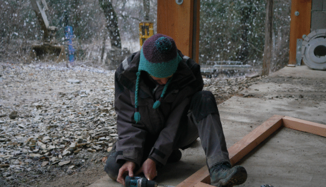 construction d'un grand mandala en bois pour plante