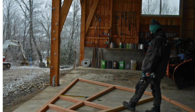 Construction d'un grand mandala en bois pour plante