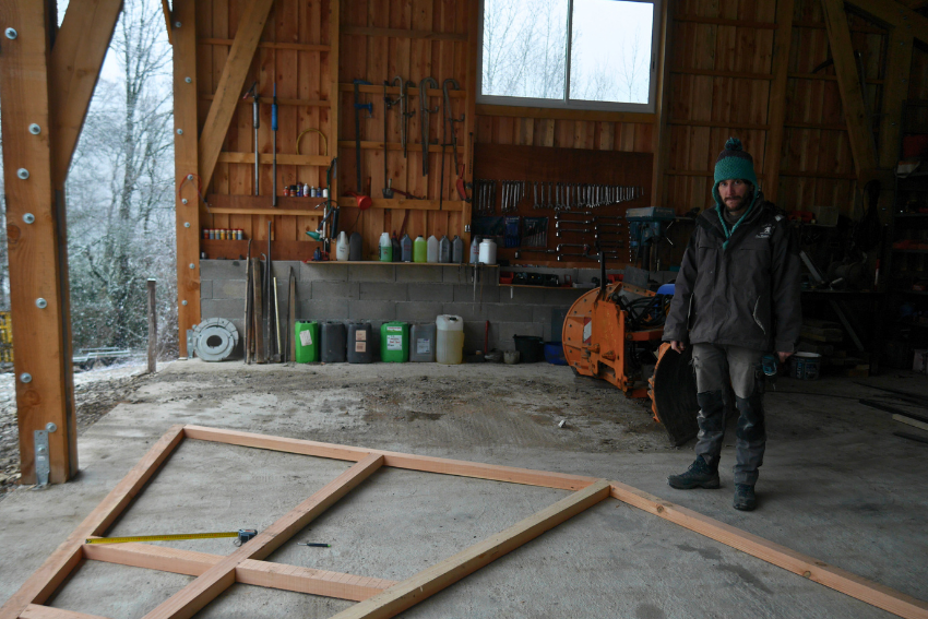 construction d'un grand mandala en bois pour plante